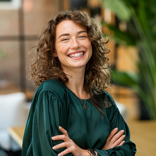 femme souriante avec décor de plantes